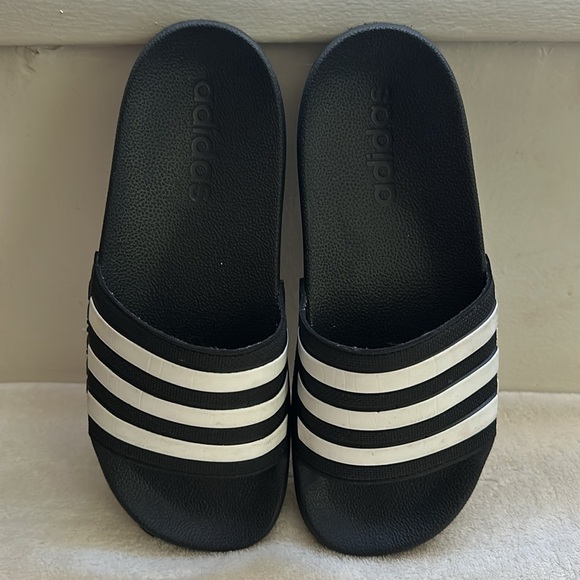 Like New Adidas Comfort‎ Boys Black Slides Sandals Size 3 Youth - Picture 2 of 3